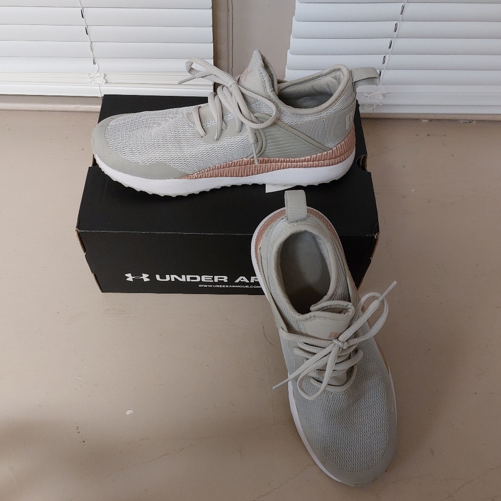 Size 8 Puma running sneakers.